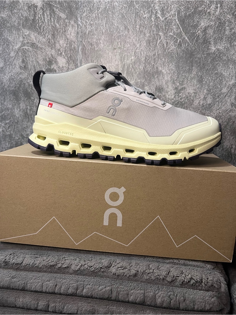 On Cloud Cloudhero Waterproof Trail Shoe - Light Gray & Pale Yellow 4y unisex